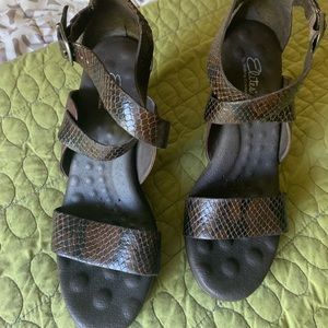 Elites by Walking Cradles wedge sandals, size 10